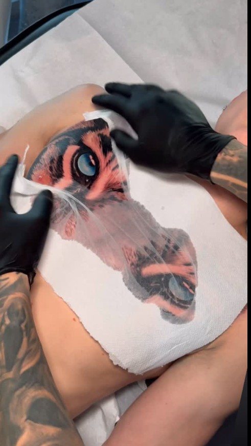 Stencil applicato sulla pelle